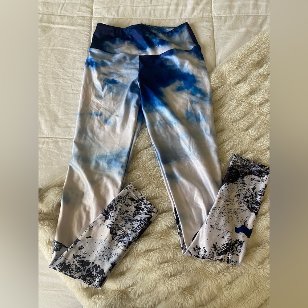 Gold sheep mountain print leggings